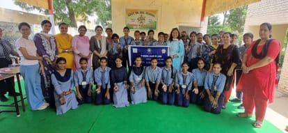 28जेएनडी30: स्कूल में राखी मेकिंग और मेहंदी रचाओ प्रतियोगिता में भाग लेने वाली छात्राओं को सम्म