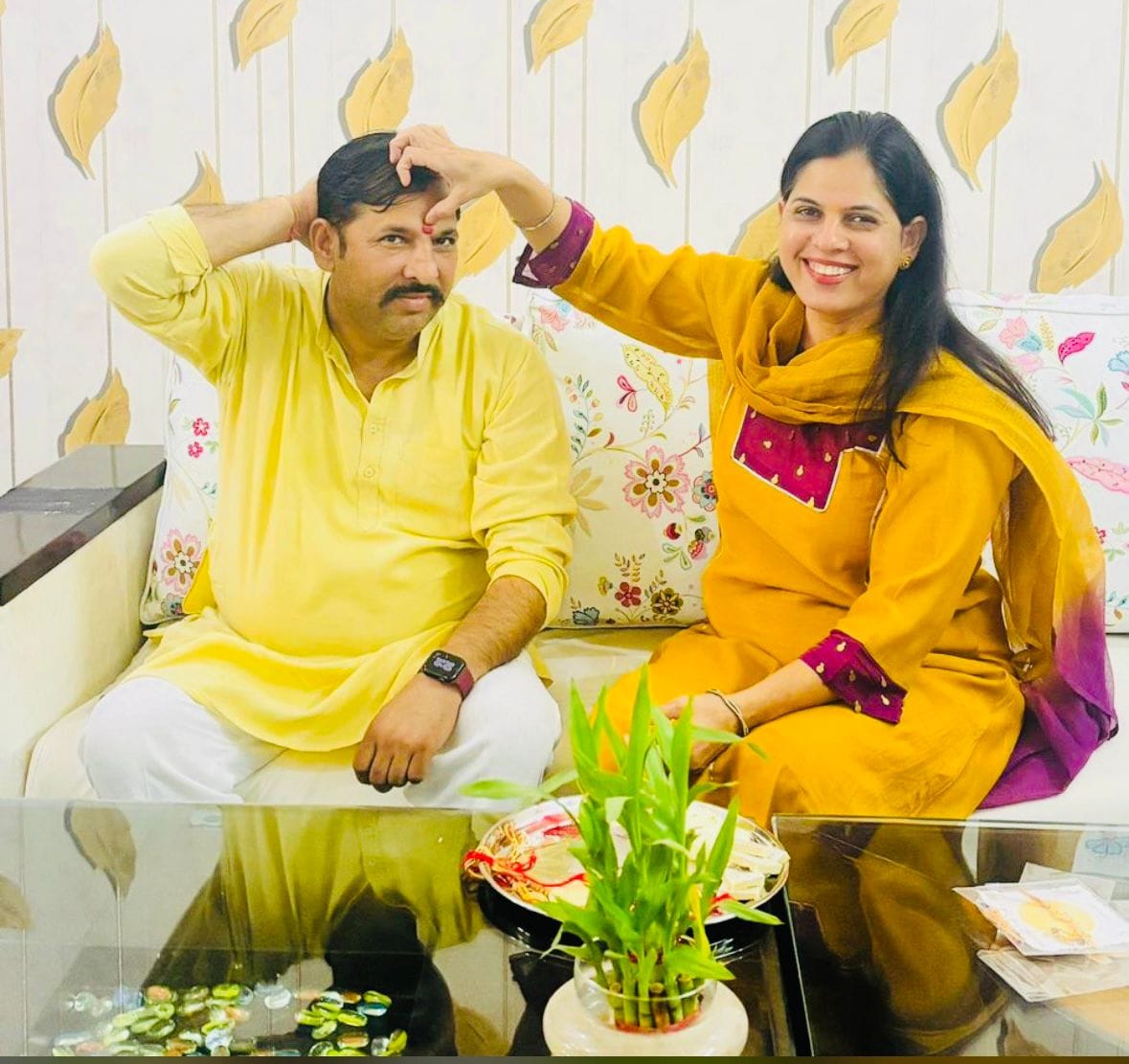 Markets bustled with activity on Raksha Bandhan; sisters tied rakhis