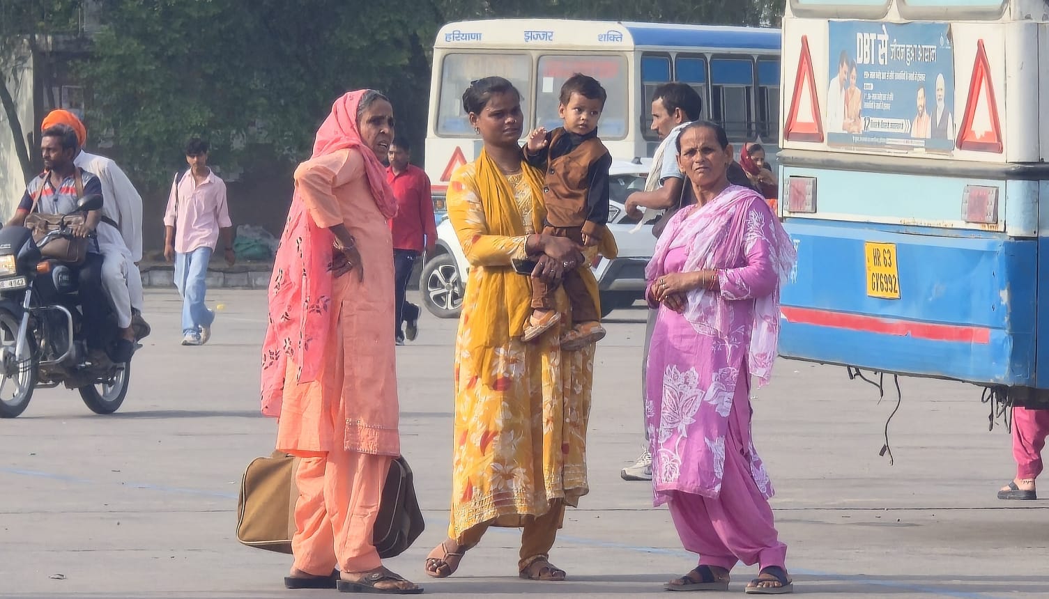 28jjrp13- झज्जर। रोडवेज बस का इंतजार करती महिलाएं। संवाद