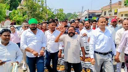आरक्षण व्यवस्थाओं में सुधार और यूजीसी नियमों के विरोध में उत्सव मंडप से शुरु हुई पैदल यात्रा । 