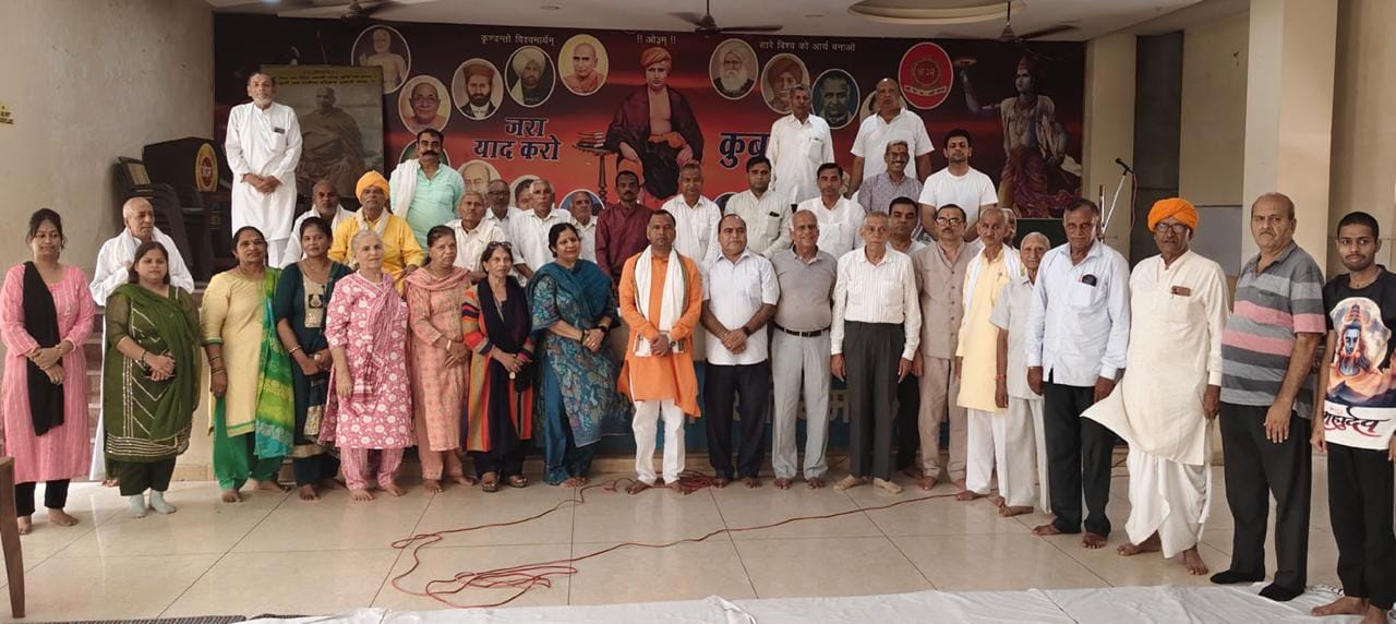 आर्य समाज भवन में आयोजित बैठक में भाग लेते वेद प्रचार मंडल व आर्य समाज के पदाधिकारी।