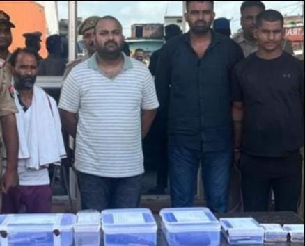 अलीनगर पुलिस की गिरफ्त में लूटकांड के आरोपी। स्रोत:-जागरूक पाठक