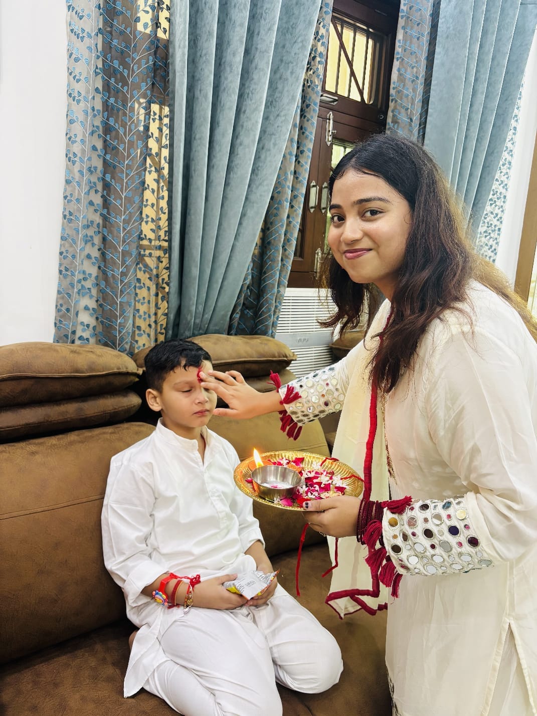 Raksha Bandhan Festival: Sisters tied the bond of affection and prayed for their brothers' long lives.