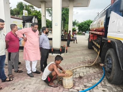अधिकारियों के सामने चोर चैंबर से निकल रहा डीजल फोटो संवाद