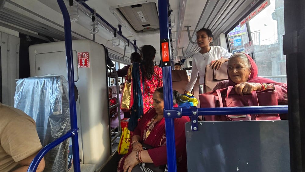 अवाहदेवी-हमीरपुर रूट पर सरकारी बस में सफर करती महिलाएं। संवाद