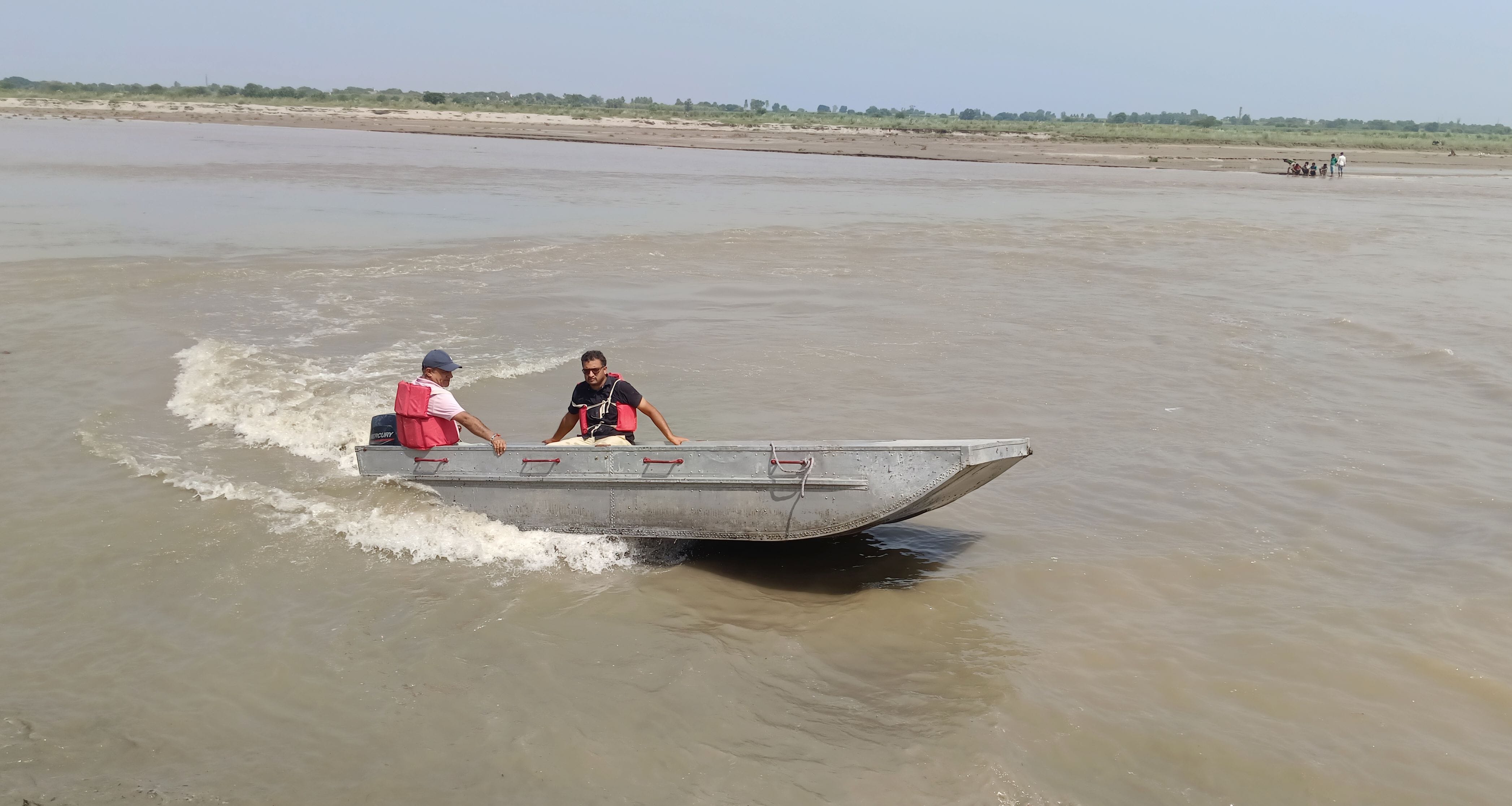 बेगा घाट पर नाव से सत्यम व शिवम को तलाशत करती एनडीआरएफ। संवाद