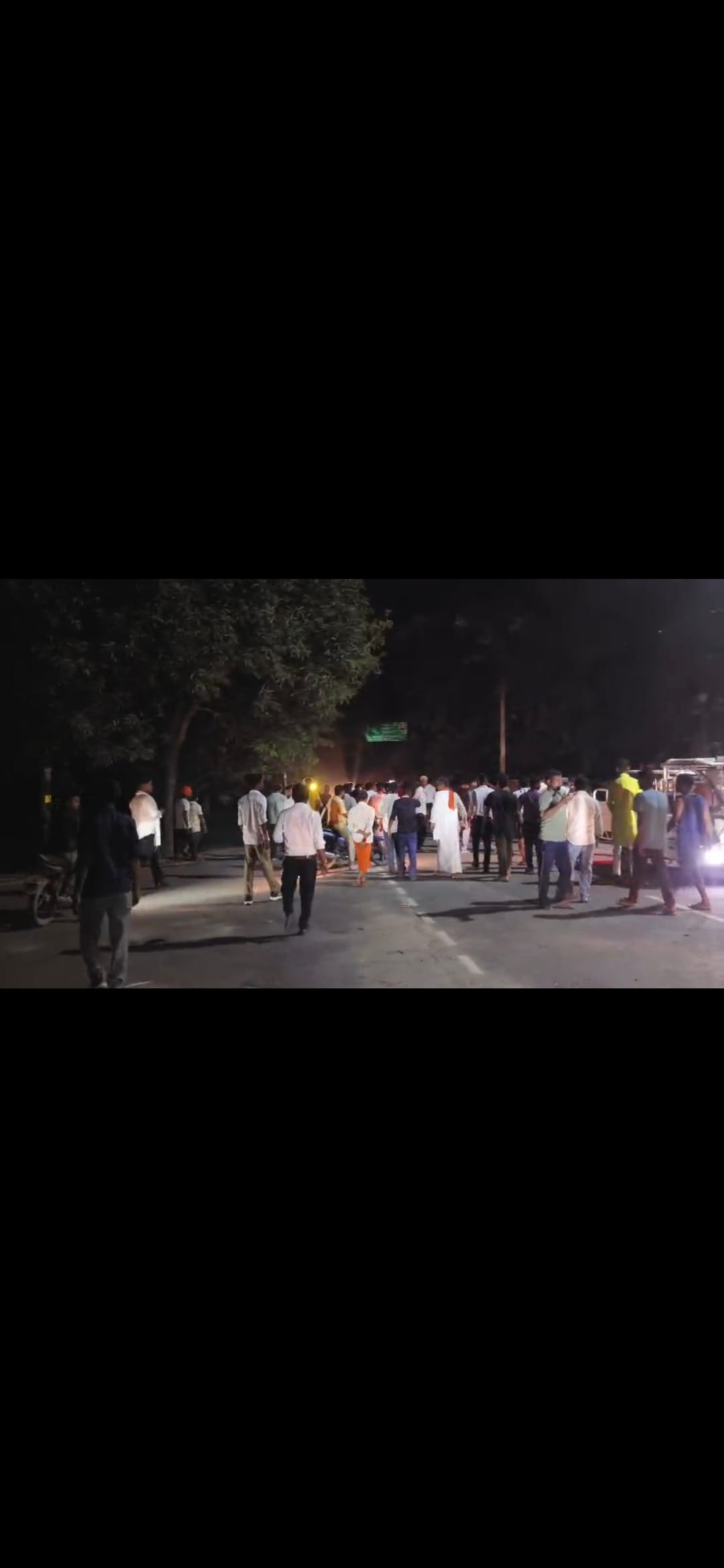 बाघ के हमले में किसान की मौत के बाद लगी लोगों की भीड़।