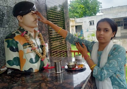 बाह: देश भक्ति की राखी- शहीद गोपाल सिंह भदौरिया को बहनों ने बांधी राखी