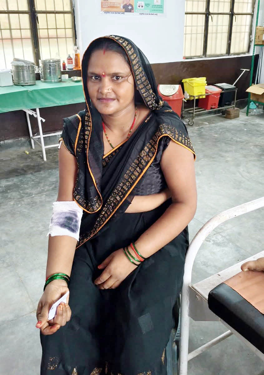 बिल्सी सीएचसी पर उपचार घायल कराती कृष्णा देवी। संवाद