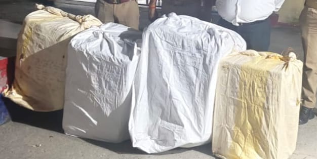 ब्रांडेड कंपनियों के नाम पर नकली केतली और मिक्सर ग्राइंडर की खेप पकड़ी
