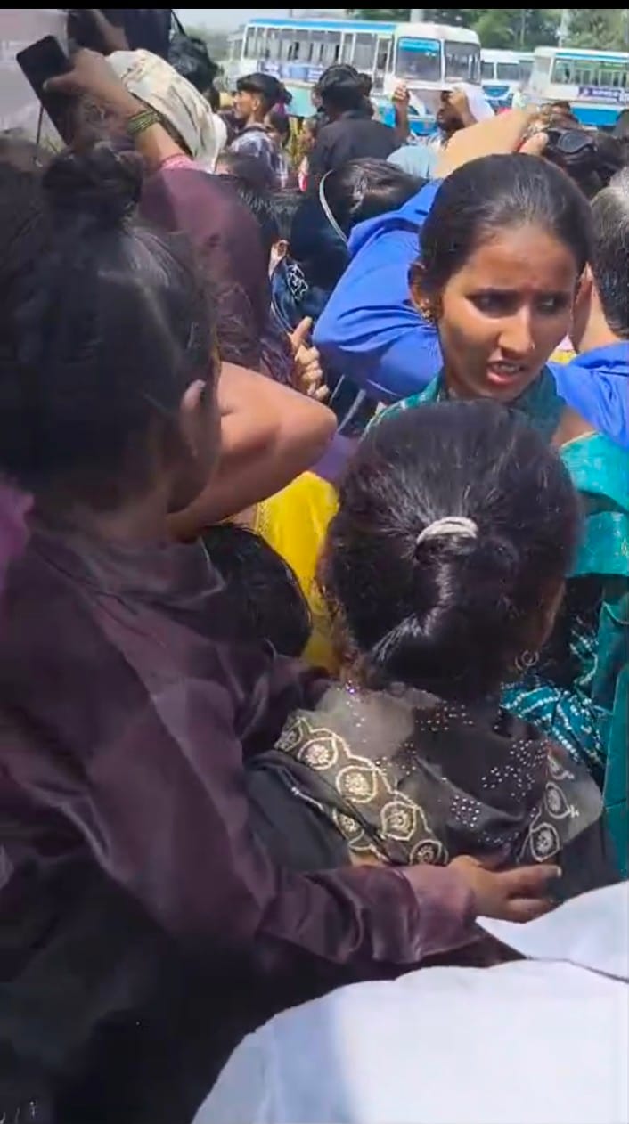 Helpless sisters on Raksha Bandhan: waiting two to three hours for a bus.
