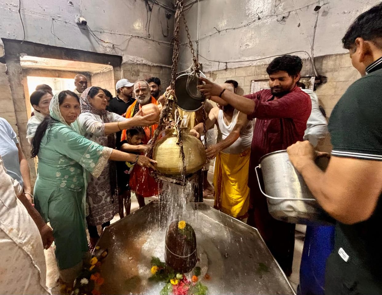 Abhishek of the Shivling with Yamuna water on Raksha Bandhan in Bateshwar.