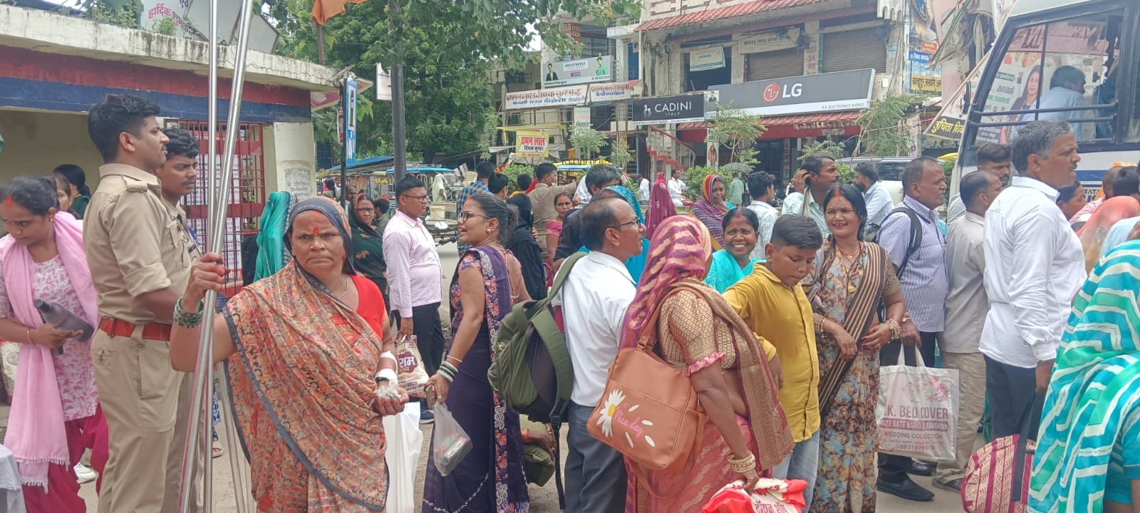 बदलापुर में रोडवेज बस के इंतजार में यात्री।