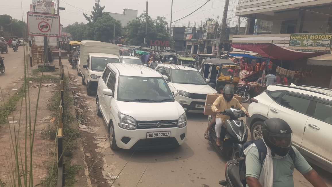 Crowds thronged the city streets and markets; people were inconvenienced by traffic jams
