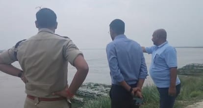 मौके पर मौजूद अधिकारी