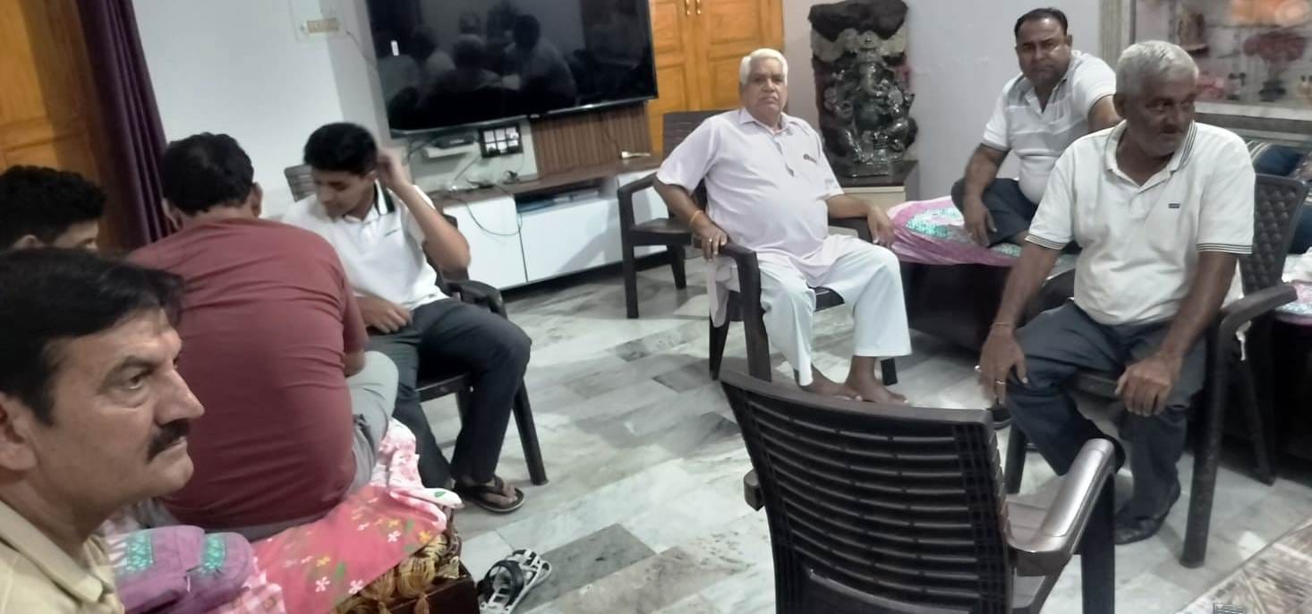 बुढ़ाना। पीड़ित से कुसुलक्षेम पूछते पड़ोसी व अन्य। संवाद
