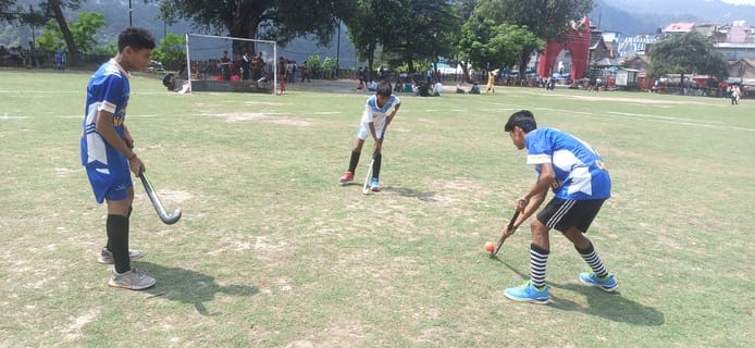 चंबा चौगान में खेल दिवस के उपलक्ष्य पर हॉकी प्रतियोगिता के दौरान खिलाड़ी।संवाद