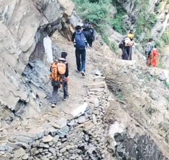 चंबा मणिमहेश यात्रा के दौरान तोस गोठ पर वैकल्पिक मार्ग  से होकर गुजरते श्रद्धालू।स्रोत विडियो 