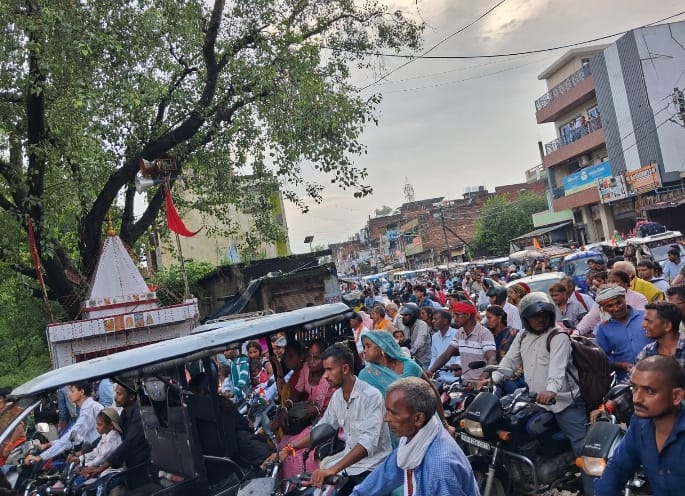 Traffic jam at Jasra railway crossing on Raksha Bandhan commuters stranded