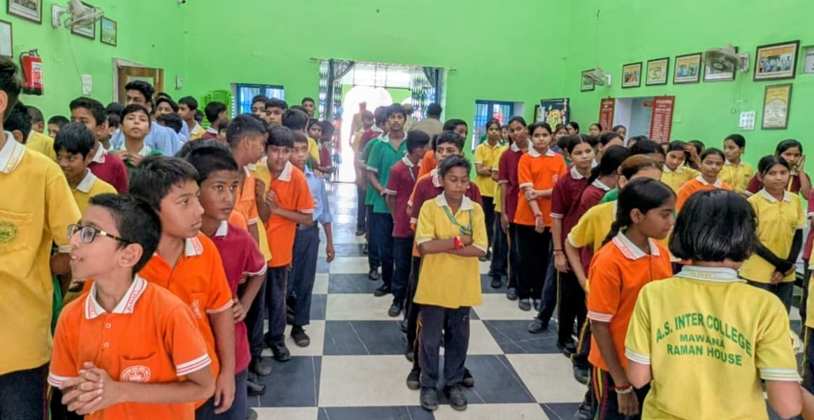 A welcome party was held for the new students.