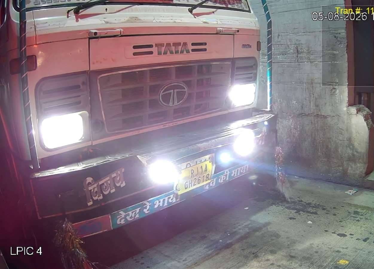 एकता थाने में खड़ा ट्रक। 