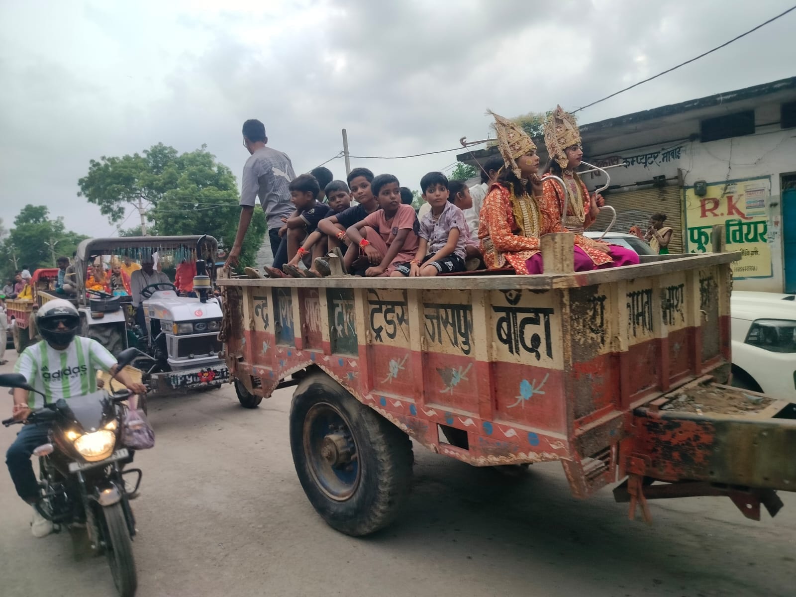 फोटो -24- कस्बे में निकली झांकी। संवाद