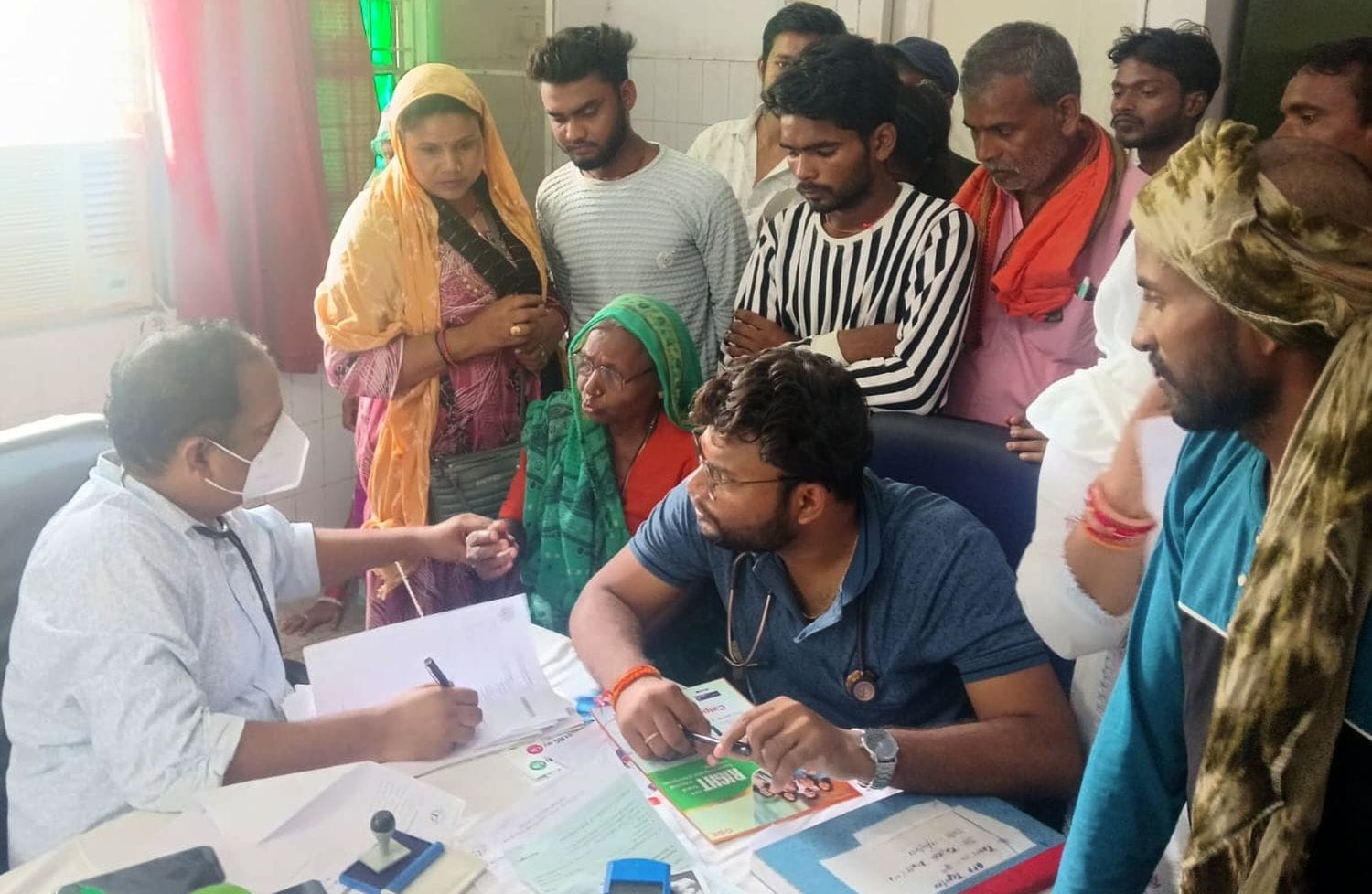 फोटो 28 एमएएचपी 03 परिचय-जिला अस्पताल की ओपीडी में मरीजों को देखते डॉ. राजेश भट्ट। संवाद