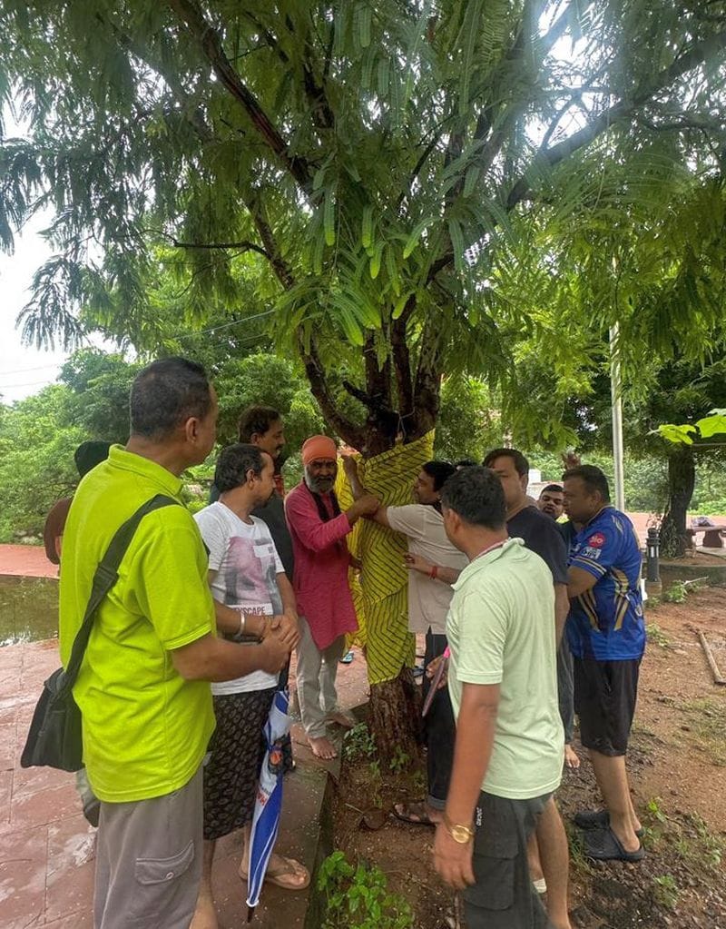 फोटो 28 एमएएचपी 13 परिचय-गोरखगिरि पर्वत में लगे पेड़ पर रक्षासूत्र बांधते बुदेले। स्रोत: आयोजक