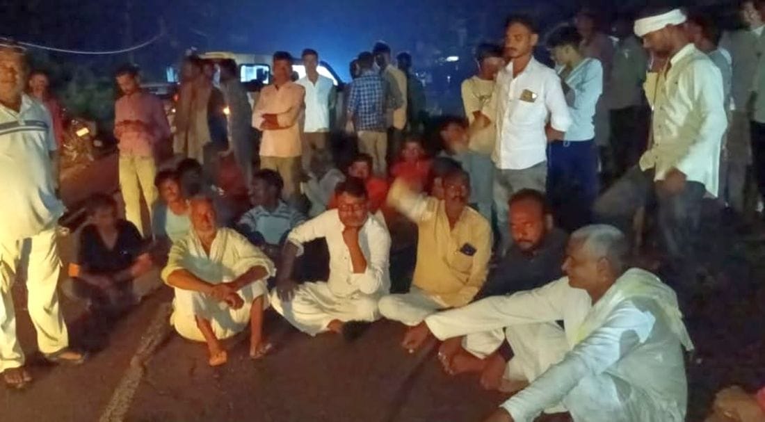 फोटो 28 एमएएचपी 16 परिचय-झांसी-मिर्जापुर हाईवे पर पावर हाउस पनवाड़ी के जाम लगाकर विरोध जताते ग्