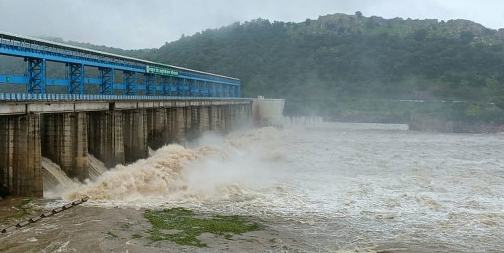 1.17 lakh cusecs of water released into the Dhasan River by opening nine gates of the Lahchura Dam