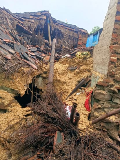 फोटो 28 एमएएचपी 18 परिचय-बीजानगर गांव में बारिश से इस तरह ढहे कच्चे मकान। संवाद
