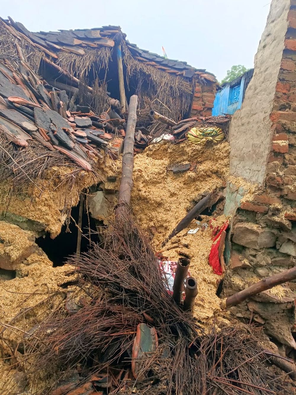 फोटो 28 एमएएचपी 18 परिचय-बीजानगर गांव में बारिश से इस तरह ढहे कच्चे मकान। संवाद