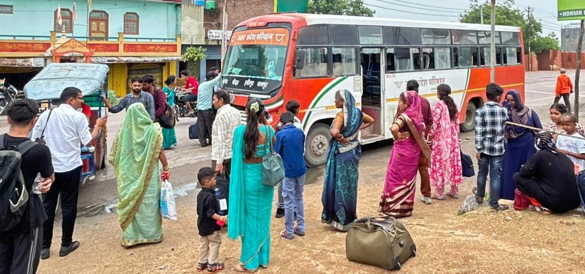 फोटो 28 एमएएचपी 23 परिचय-कस्बा कबरई में बस के इंजन से धुआं निकलने पर खड़े यात्री। संवाद