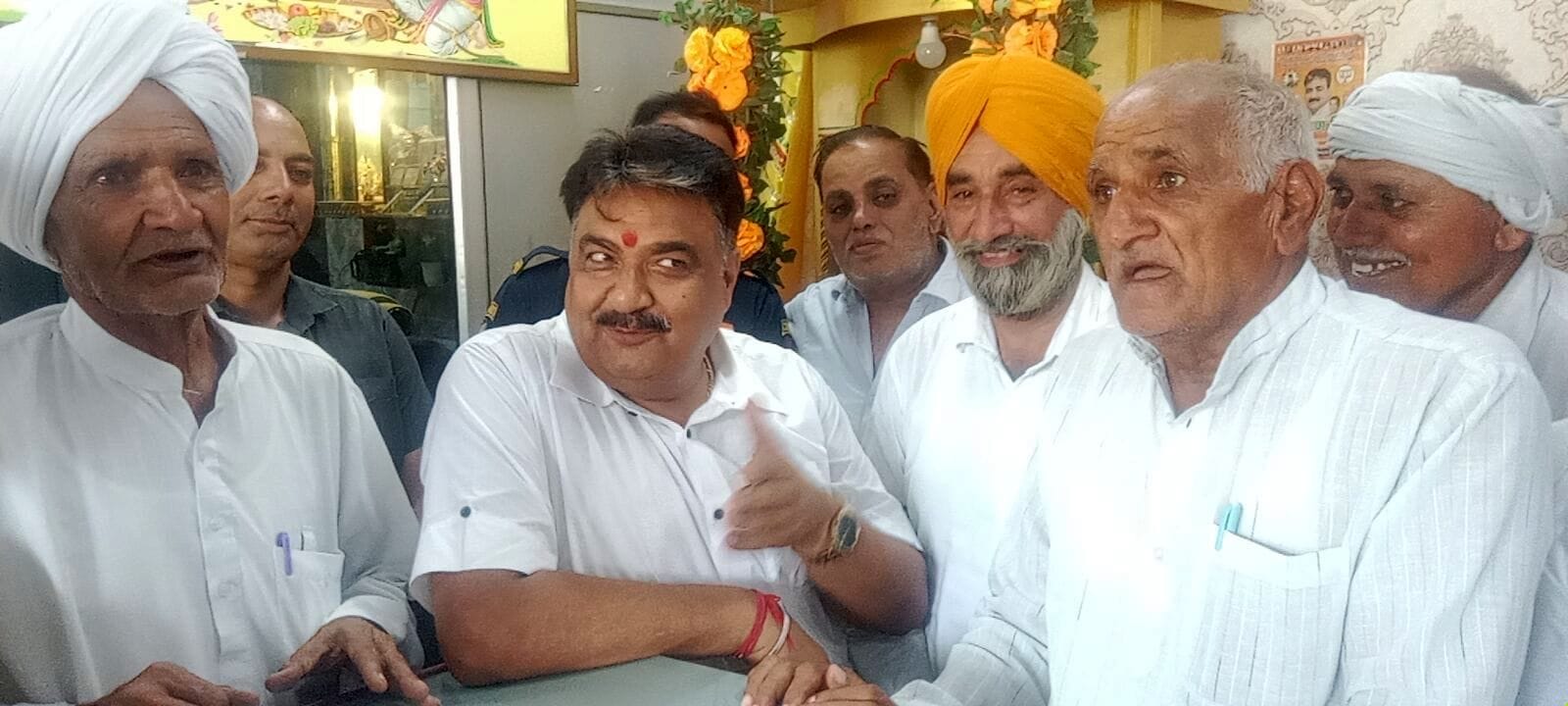 फोटो 28जेएनडी18-डिप्टी स्पीकर डॉ. कृष्ण मिड्ढा से बातचीत करते हुए खाप पदाधिकारी। स्रोत सदस्य
