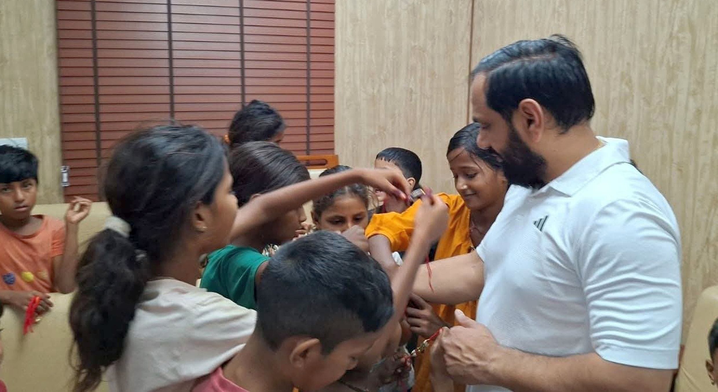 फोटो 28जेएनडी22-विधायक देवेंद्र चतरभुज अत्री को राखी बांधते हुए बेटियां। स्रोत कार्यकर्ता