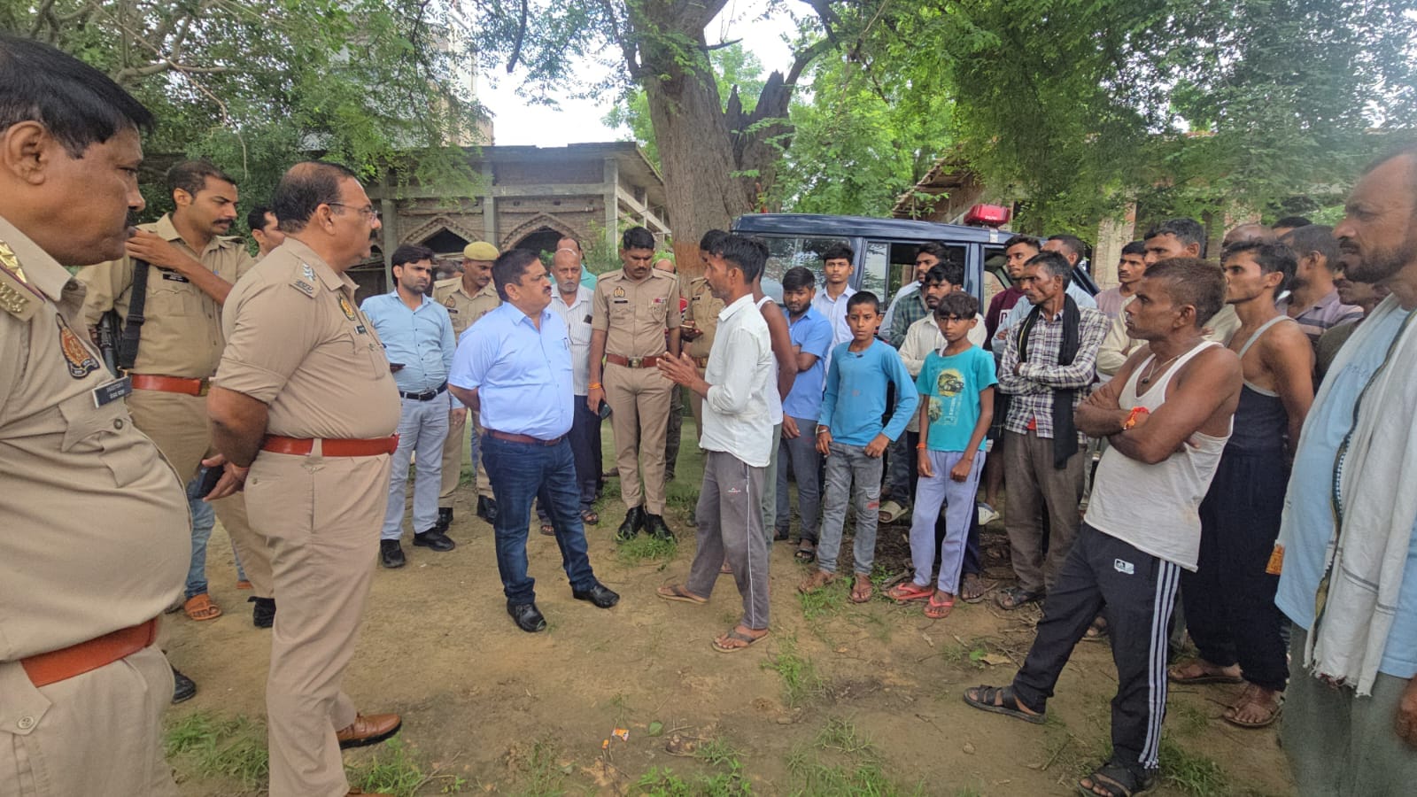 फोटो 29 एचएएमपी- 08 भवानी गांव में चंद्रवल नदी के पास ग्रामीणों से बात करते अफसर।संवाद