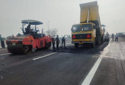 लगातार जारी है सड़क को ठीक करने का काम।