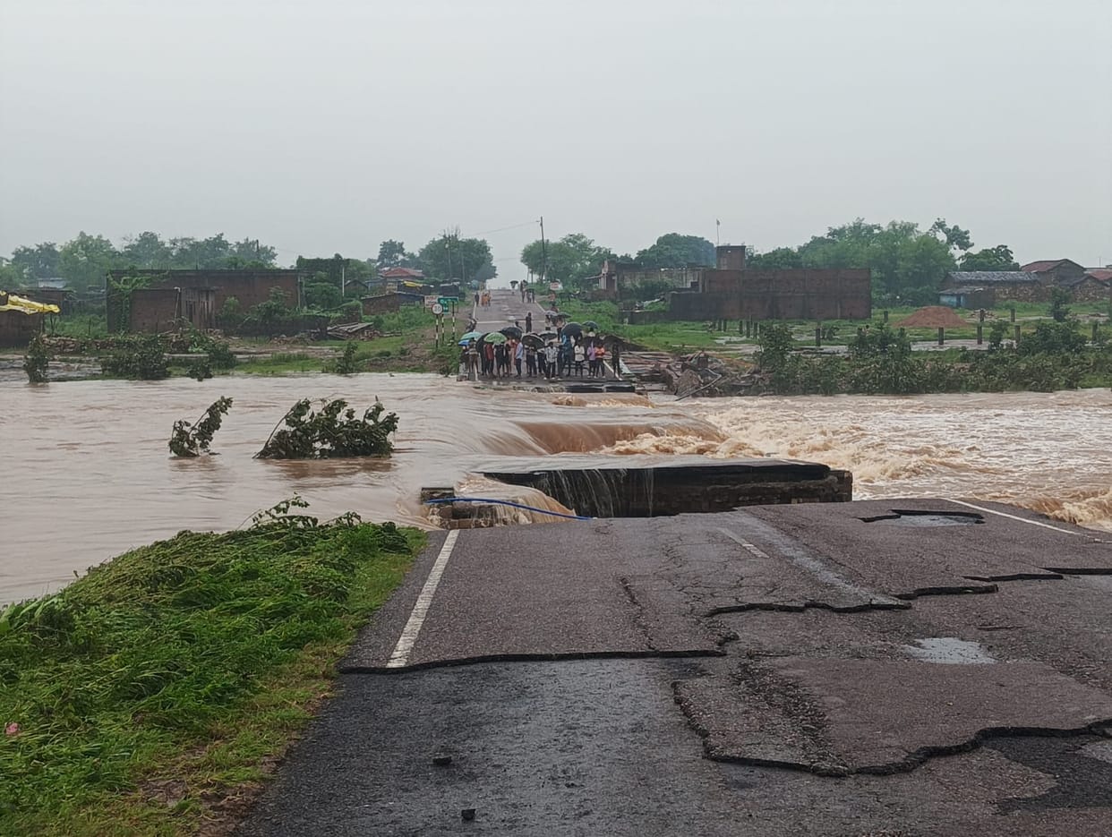 Kari Barah bridge collapses; Manikpur-Satna main road blocked.