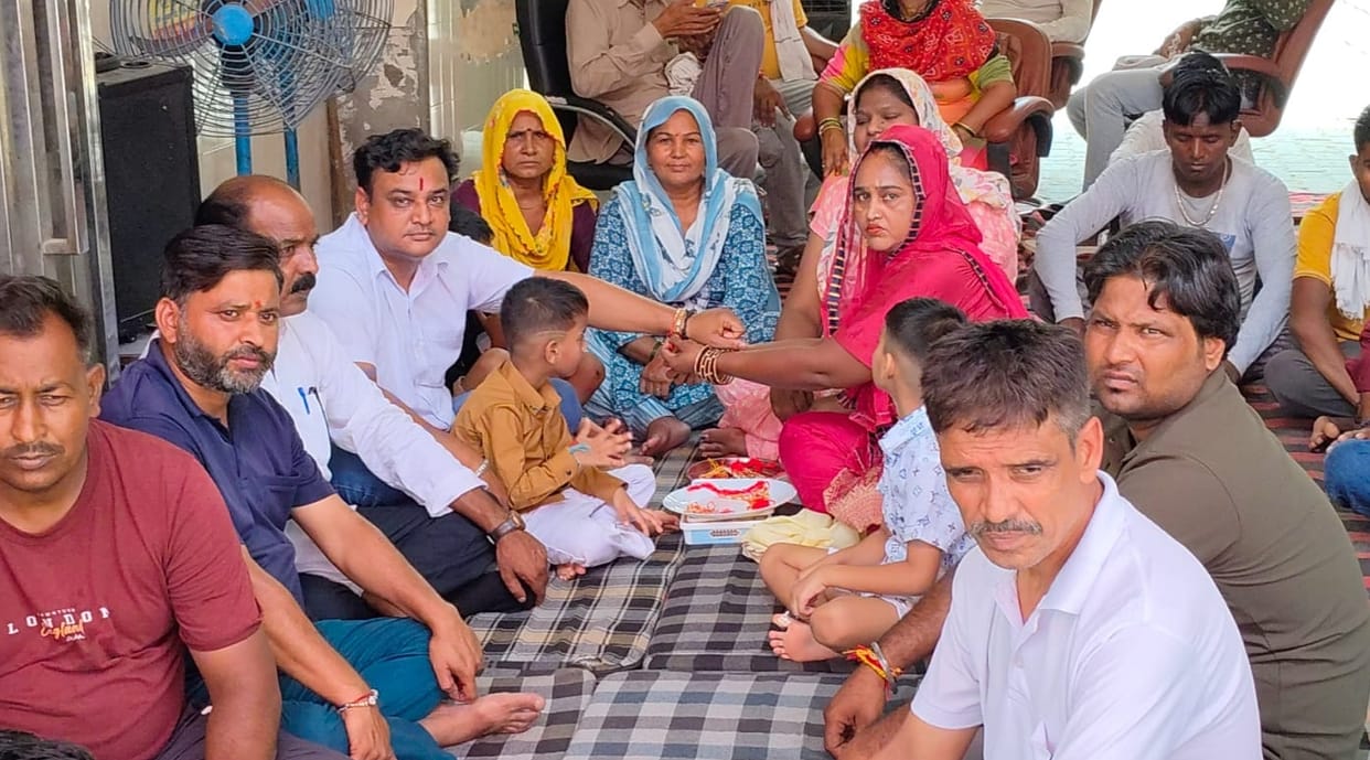 garbage back on the streets; sanitation workers observed a 'Black Raksha Bandhan' at the protest site.