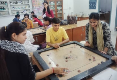 फोटो - राजकीय महिला कॉलेज में कैरम खेलती हुई छात्राएं। संवाद