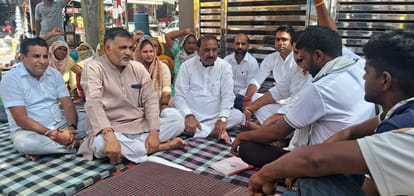 फोटो : सोनीपत के खरखौदा में सफाई कर्मियों के धरना स्थल पर पहुंचे पूर्व सीपीएस जयवीर सिंह व अन्य