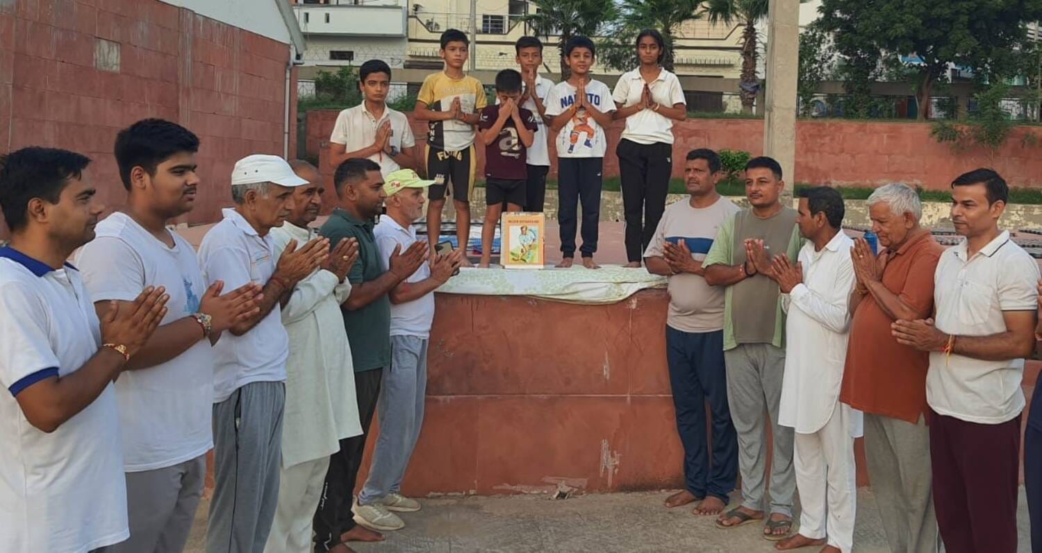 फोटो - शहीद मदनलाल ढींगरा स्टेडियम में मेजर ध्यानचंद को नमन करते हुए संगठन के सदस्य। स्रोत - प्
