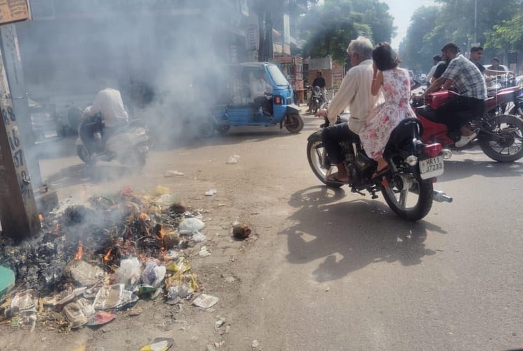 Sanitation workers' protest continues; 300 tonnes of garbage piled up.
