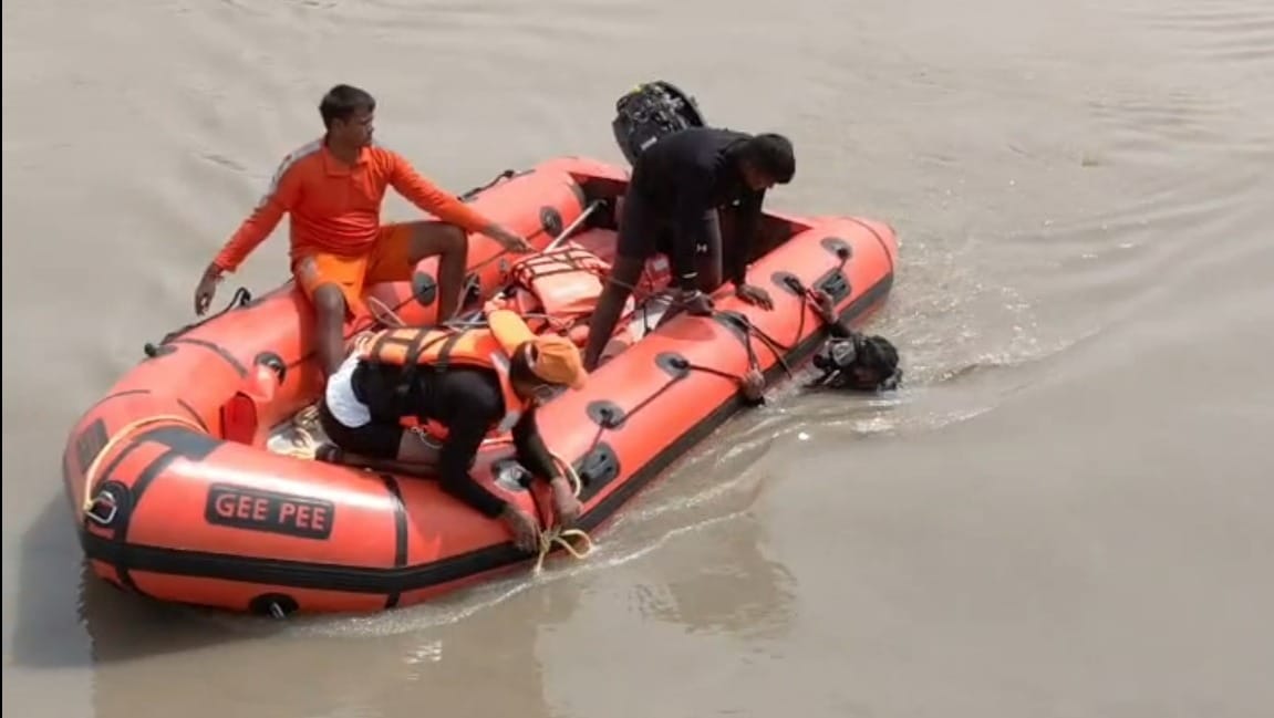 फोटो15नदरई हजारा नहर में डूबे युवक की तलाश करती पीएसपी की फ्लड यूनिट ।  संवाद