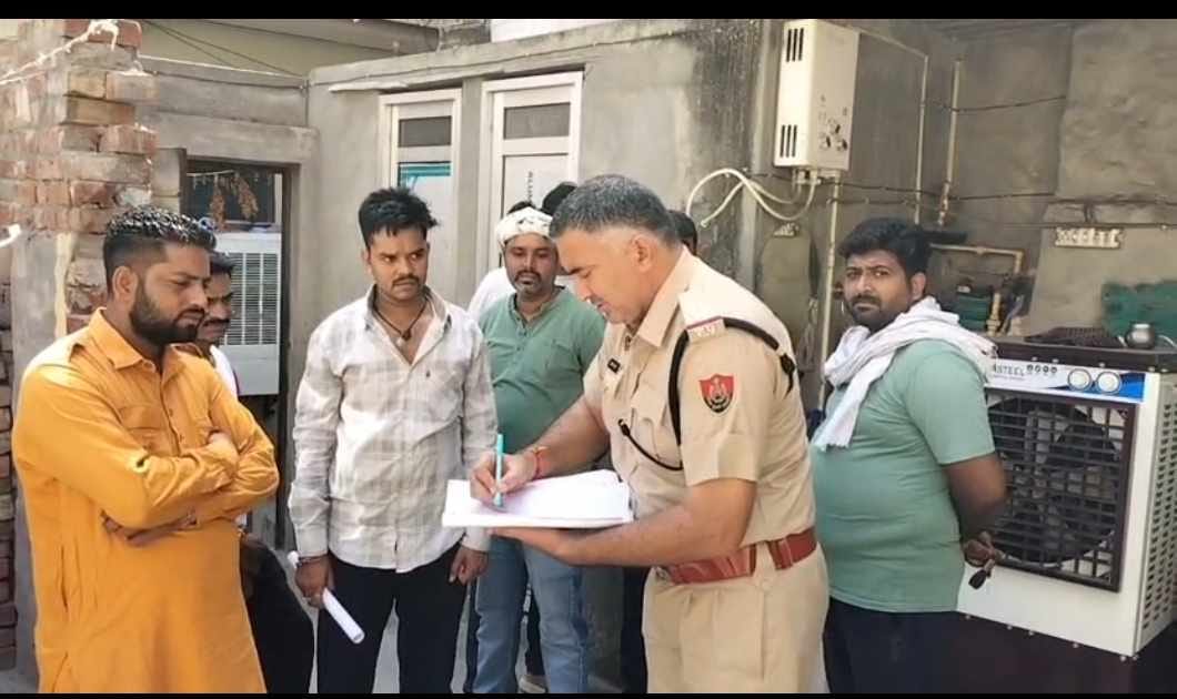 फतेहाबाद के जंडी मोहल्ला में चोरी मामले की जांच करते हुए पुलिस कर्मचारी संवाद