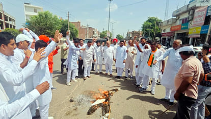फतेहाबाद। कांग्रेस विधायक इंदुराज नरवाल का पूतला फूंकते भाजपा कार्यकर्ता। प्रवक्ता