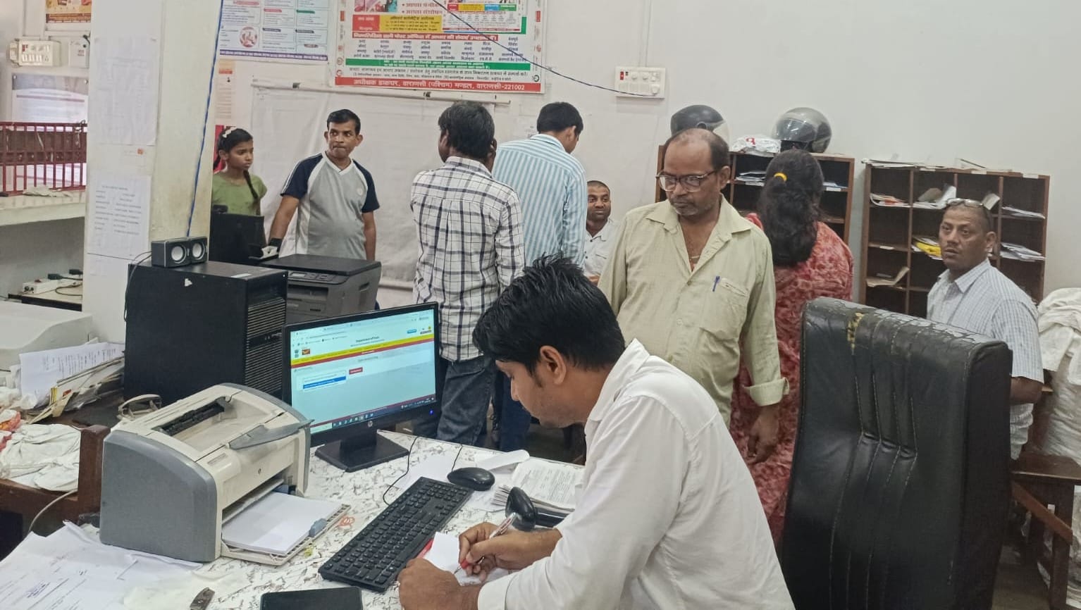 गोपीगंज के उपडाकघर में ग्राहकों की भीड़। संवाद