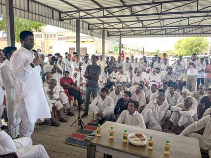 ग्रामीणों को संबोधित करते पूर्व डिप्टी सीएम दुष्यंत चौटाला।