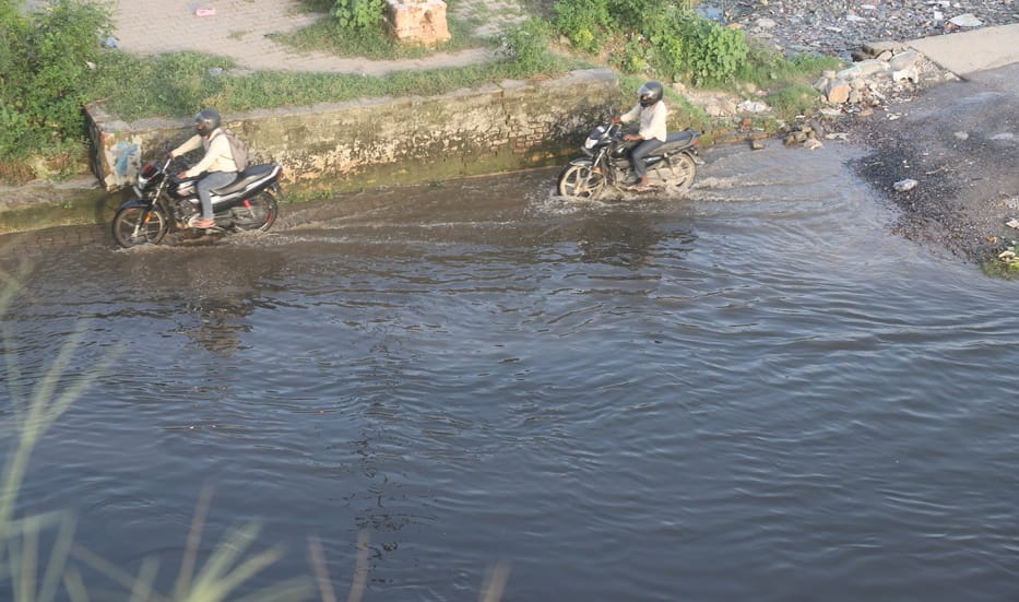 Hindon water level rises; water enters houses built along the banks.