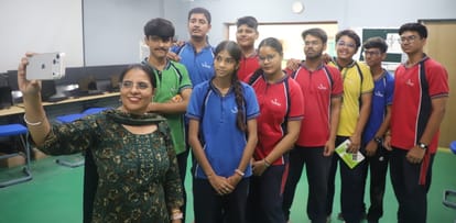 ग्रेटर नोएडा के समसारा द वर्ल्ड एकेडमी में शिक्षक सम्मान मतदान के दौरान विद्यार्थियों संघ से
